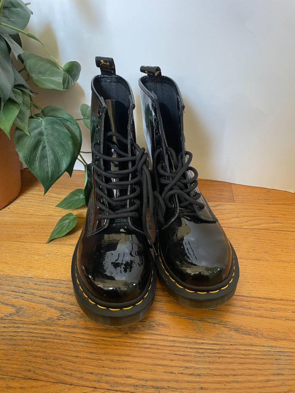 DR. MARTENS 11821 Women's Boot Patent Leather Combat Boots Black Size 7 - Picture 2 of 8